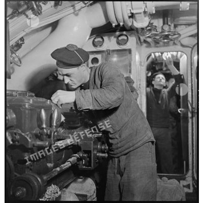 Marin travaillant sur un tour à bord du sous-marin Casabianca.