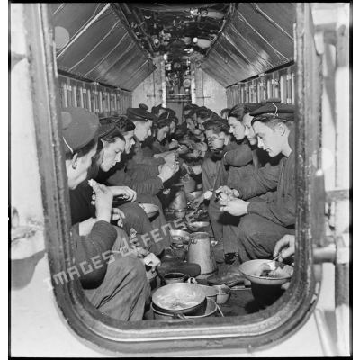 L'équipage du Casabianca prend un repas dans le poste d'équipage au cours d'une mission.