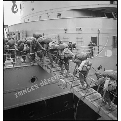 Des chasseurs alpins du 13e bataillon de chasseurs alpins (BCA) embarquent par la coupée à bord du croiseur auxiliaire le Ville d'Oran à destination de l'Ecosse puis de la Norvège.