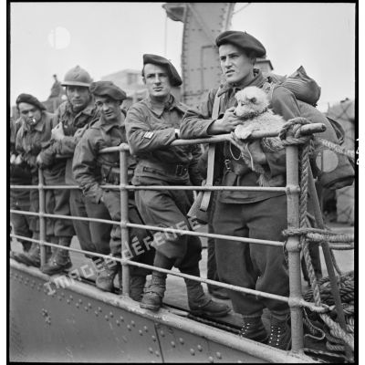Des officiers et chasseurs du 13e bataillon de chasseurs alpins (BCA) sont accoudés au bastingage du croiseur auxiliaire le Ville d'Oran avant  le départ pour l'Ecosse puis la Norvège.