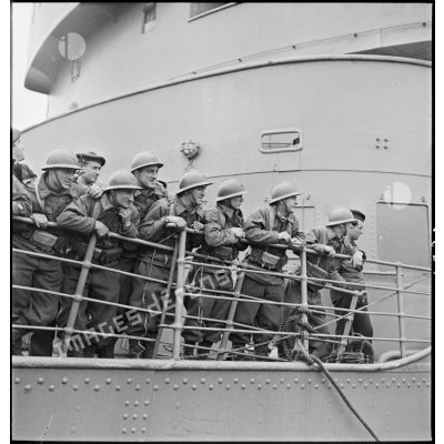 Des chasseurs du 13e bataillon de chasseurs alpins (BCA) sont accoudés au bastingage du croiseur auxiliaire le Ville d'Oran avant  le départ pour l'Ecosse puis la Norvège.