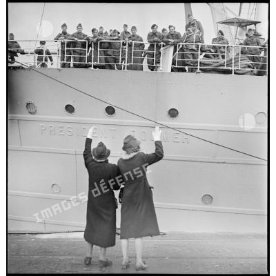 Femmes saluant les chasseurs et artilleurs à bord du paquebot Président Doumer.
