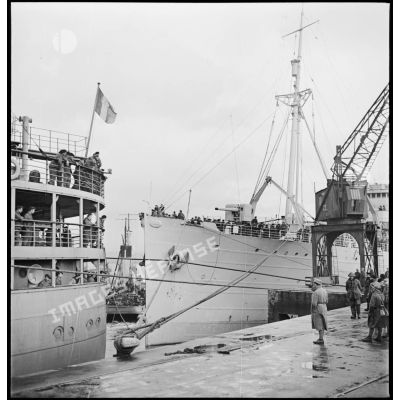 Les paquebots Djenné et Président Doumer à quai dans le port de Brest.