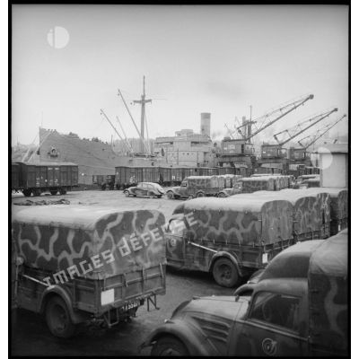 Camionnettes stationnées sur un quai du port de Brest.