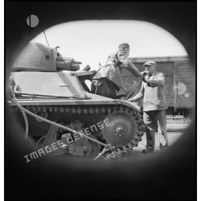 Un char léger Hotchkiss H-39 et son pilote sur un quai du port de Brest.