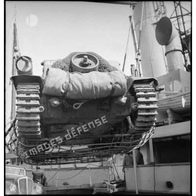 Chargement d'un char léger Hotchkiss H-39 à bord d'un cargo.