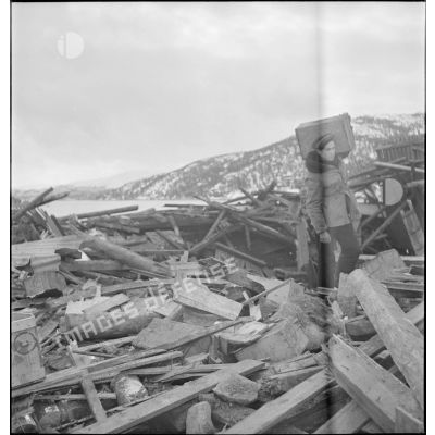 Marins français au milieu des ruines de Namsos.
