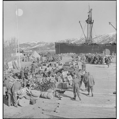 Débarquement de troupes britanniques dans le port de Namsos.