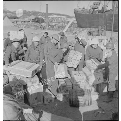 Soldats britanniques et français transportant du matériel déchargé dans le port de Namsos.