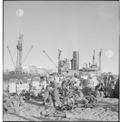 Débarquement de troupes britanniques dans le port de Namsos.