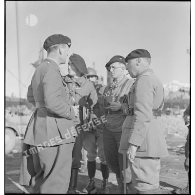 Les généraux Audet et Béthouart conversent avec des officiers des troupes alpines à Namsos.