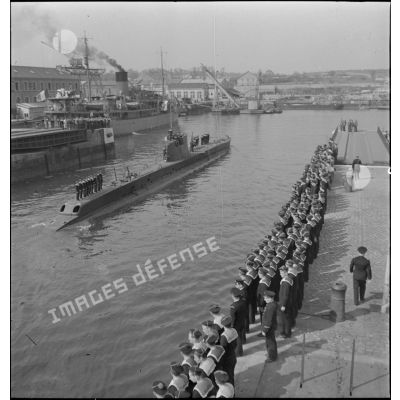 Le sous-marin Orphée entre dans le port de Cherbourg.