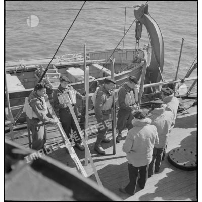 Chasseurs alpins et marins sur le pont du paquebot/ croiseur auxiliaire le Ville d'Oran.
