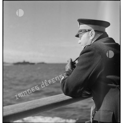 Capitaine de corvette sur le pont du paquebot/croiseur auxiliaire le Ville d'Oran.