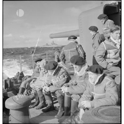 Chasseurs alpins du 13e BCA sur le pont du paquebot/ croiseur auxiliaire le Ville d'Oran.