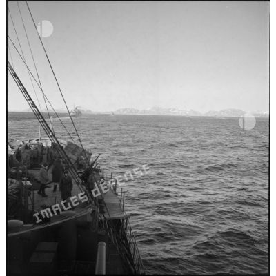 Convoi maritime transportant des troupes du CEFS progressant dans le fjord de Namsos.