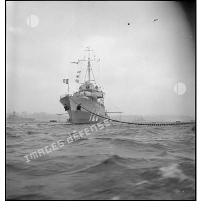 Le torpilleur L'Adroit au mouillage sur coffre dans la rade de Brest.