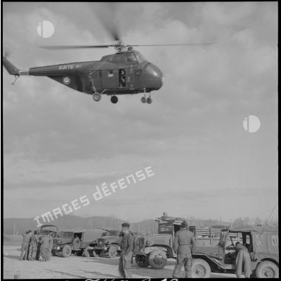 Arrivée de blessés lors d'une opération dans le Djebel Chelia (Aurès) par hélicoptères de transport.