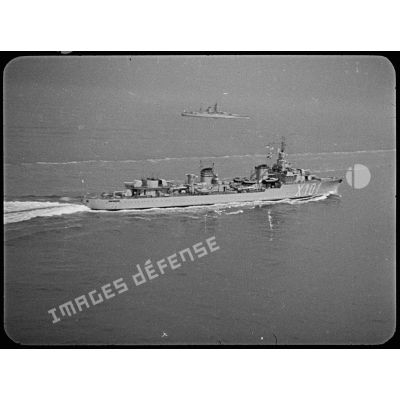 Vue aérienne du tribord du contre-torpilleur Le Fantasque (numéro de coque X 101) affecté à la 10e division de contre-torpilleurs (DCT).