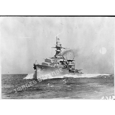 Vue de trois quarts avant tribord du croiseur léger Emile Bertin.