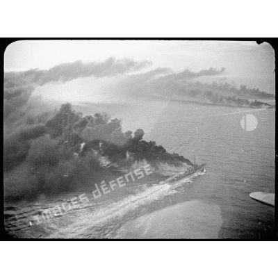 Vue aérienne de contre-torpilleurs dont les cheminées émettent une épaisse fumée.