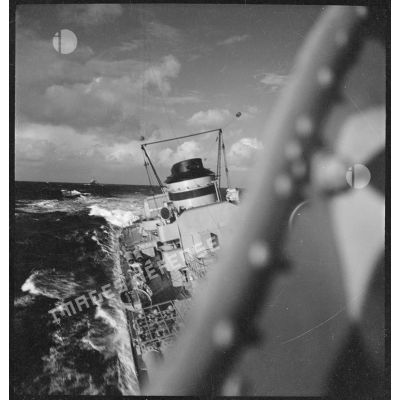 Vue tribord depuis le pont du contre-torpilleur le Mogador en mer.