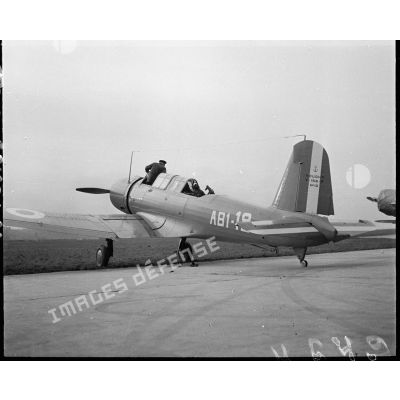 Le bombardier Vought 156 F n°13 (AB1-12) de l'escadrille de bombardement AB1 de l'aéronautique navale, probablement sur la base aéronavale de Hyères.