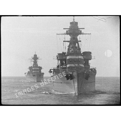 Vue de croiseurs légers, classe La Galissonnière, naviguant en ligne de file.