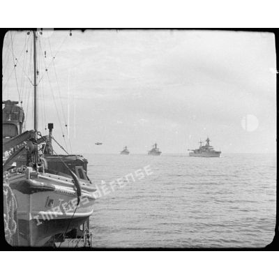 Des croiseurs légers de la 4e division de croiseurs (DC) naviguent en ligne de file.