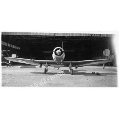 Avion de reconnaissance et de bombardement Chance Vought V-156 devant un hangar.