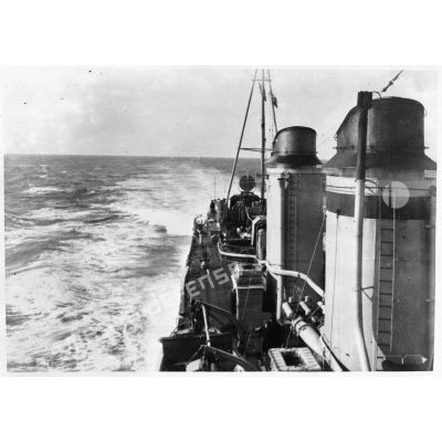 Le contre-torpilleur Jaguar en mission de patrouille.