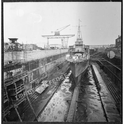 Le contre-torpilleur Guépard est en cale sèche dans un des bassins de l'arsenal de Brest.