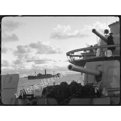 Convoi escorté par des bâtiments de la Marine nationale vu depuis le pont avant d'un contre-torpilleur.