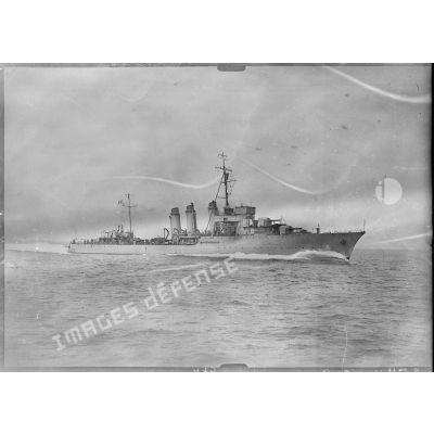 Vue tribord du torpilleur Siroco (ou Sirocco) de la Marine nationale.