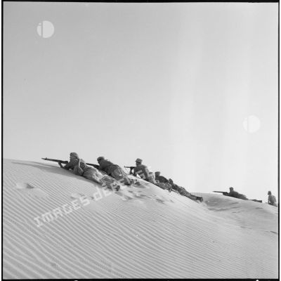 Des soldats de la compagnie saharienne portée de l'oued R'Hir en position de tir.