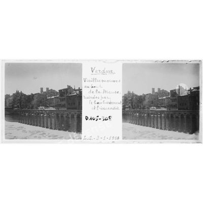 Verdun. Vieilles maisons au bord de la Meuse, ruinées par le bombardement et l'incendie. L. C. - 3-1-1918. [légende d'origine]