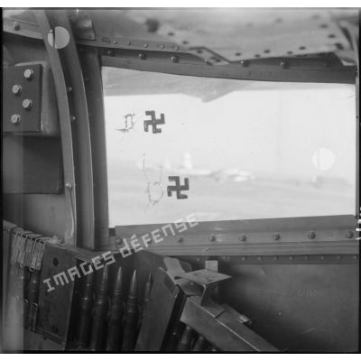 Impacts de balles allemandes sur un hublot du cockpit d'un avion Martin B-26 Marauder.