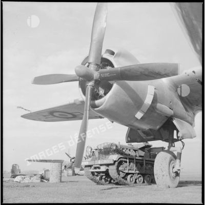 Gros plan sur les hélices d'un avion Martin B-26 Marauder et sur un tracteur de piste.