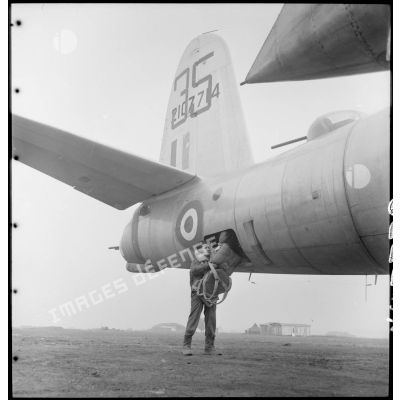Un mitrailleur prend place à bord d'un Martin B-26 Marauder avant le départ en mission.
