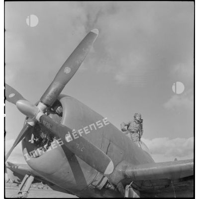 Un pilote sur son P-47 Thunderbolt.