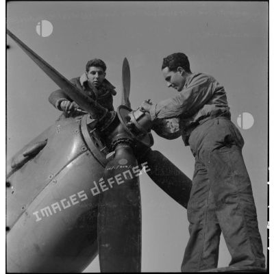 Réparation et entretien des Spitfire.