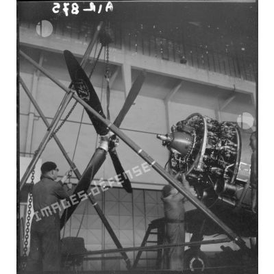 Montage d'une hélice de P-47 à l'Atelier Industriel de l'Air de Maison Blanche.