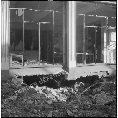 Plan moyen d'une façade de maison détruite par un bombardement allemand.