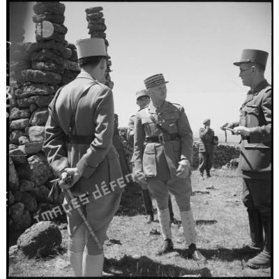 Près d'un mur de pierres sèches le général d'armée Weygand discute avec le général de brigade Richard.