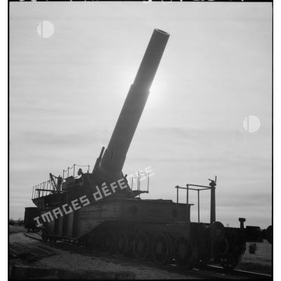 Plan général d'un obusier de 400 mm M1915/1916 de l'ALVF (artillerie lourde sur voie ferrée) photographié à contre-jour sur son affût-truck à berceau.