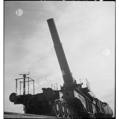 Plan général d'un obusier de 400 mm M1915/1916 de l'ALVF (artillerie lourde sur voie ferrée) photographié à contre-jour sur son affût-truck à berceau.
