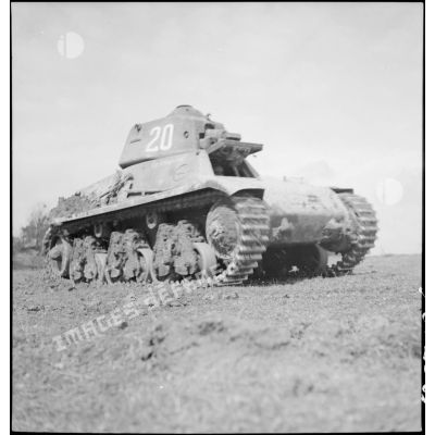 Le char léger Hotchkiss M39 H de la 3e DLM baptisé le léopard est photographié de trois quarts avant.
