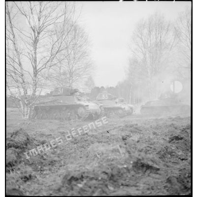 Des chars légers Hotchkiss M39 H de la 3e DLM progressent en formation dans le camp de Sissonne.