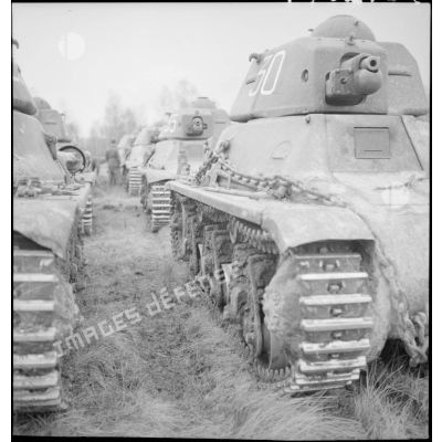 Plan moyen de chars légers Hotchkiss M39 H de la 3e DLM photographiés de face en manoeuvre à Sissonne.