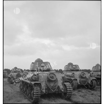 Plan général de chars légers Hotchkiss M39 H de la 3e DLM photographiés de dos en manoeuvre à Sissonne.